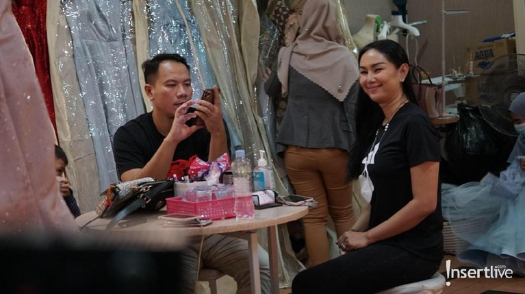 Berikut adalah potret Kalina dan Vicky saat fitting gaun untuk pernikahan mereka.