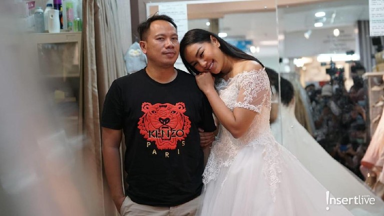 Berikut adalah potret Kalina dan Vicky saat fitting gaun untuk pernikahan mereka.