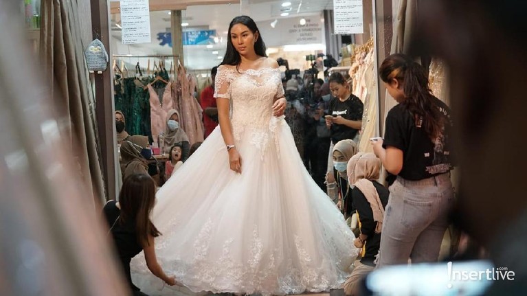 Berikut adalah potret Kalina dan Vicky saat fitting gaun untuk pernikahan mereka.