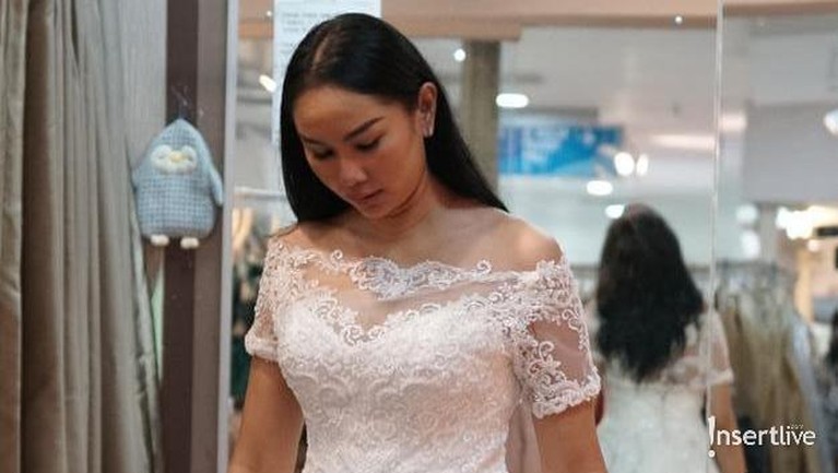 Potret Kalina dan Vicky Saat Fitting Gaun Pernikahan Berikut adalah potret Kalina dan Vicky saat fitting gaun untuk pernikahan mereka.