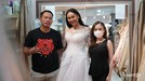 Berikut adalah potret Kalina dan Vicky saat fitting gaun untuk pernikahan mereka&period;