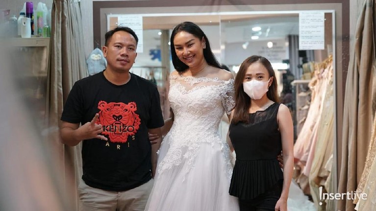 Berikut adalah potret Kalina dan Vicky saat fitting gaun untuk pernikahan mereka.