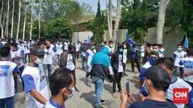 Ratusan Orang Berkaus 'Moeldoko' Jaga Lokasi KLB Demokrat