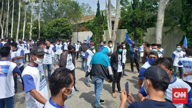 Kader Partai Demokrat cekcok dengan sejumlah orang berseragam organisasi kemasyarakatan di lokasi Kongres Luar Biasa di Deli Serdang, Sumatera Utara.