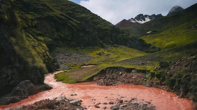Terpana Keajaiban Sungai Merah di Peru