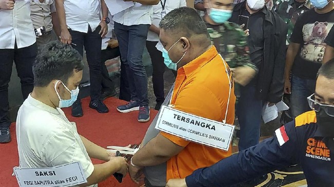 Rekonstruksi mengungkap bahwa Bripka CS melalukan aksi penembakan di kafe di Cengkareng lantaran ditagih pembayaran Rp3,3juta.