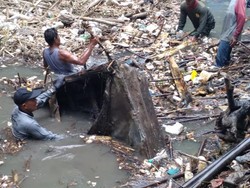 Bebersih Sungai di Klaten, Relawan Pancing Spring Bed-Kayu