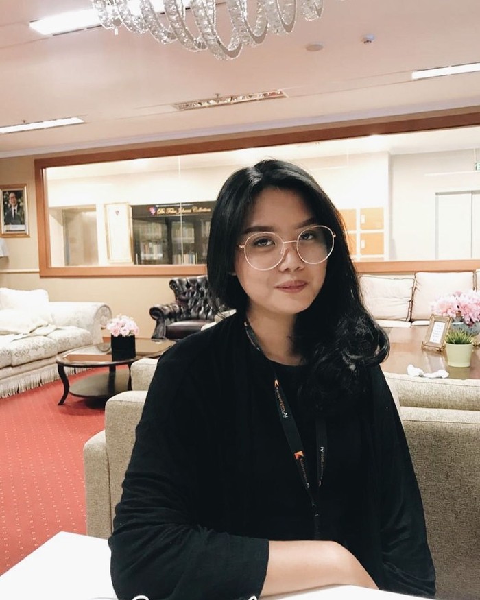 Tak hanya membahas tentang kesehatan mental, wanita yang akrab dipanggil Bunda ini kerap menghadirkan konten-konten super kocak dengan gaya bicaranya yang nyablak abis. Kamu yang sering main TikTok pasti sering liat Bunda muncul di FYP. (Foto: Instagram.com/sanialeonardo)