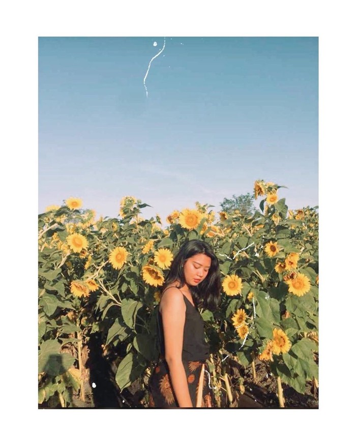 Di Instagram, ia juga kerap memamerkan pose cantik dengan latar belakangan pemandangan yang super indah. Ternyata Sania juga hobi traveling. Bahkan baru-baru ini, ia juga mendatangi Kupang, Nusa Tenggara Timur. (Foto: Instagram.com/sanialeonardo)