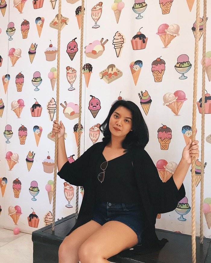 Berkat konten-konten TikTok tersebut, saat ini Sania sudah sangat terkenal. Berkali-kali ia juga telah diundang ke berbagai acara talkshow di televisi, Ladies. Wah, keren banget ya! (Foto: Instagram.com/sanialeonardo)