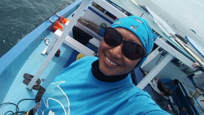 Raden Roro Sekar Mira menikmati hidupnya sebagai pemerhati mamalia laut.