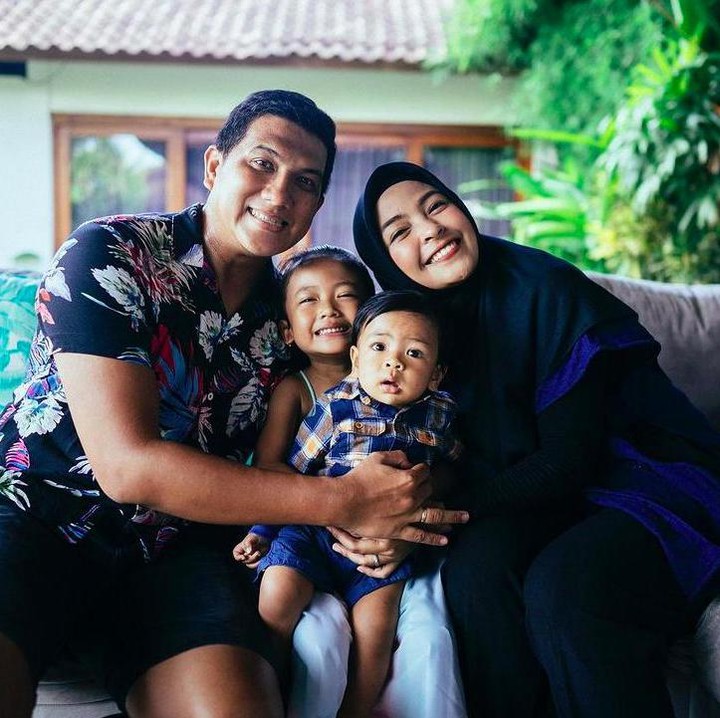 <p>Vokalis band Kotak, Tantri, juga memutuskan untuk mengambil cuti saat hamil anak keduanya yang lahir pada 20 Februari 2020. Keputusan ini diambil Tantri karena kondisi fisiknya sudah tak memungkinkan untuk tampil di atas panggung. Berbeda dari kehamilan pertama, di kehamilan kedua tubuhnya lebih mudah lelah. (Foto: Instagram Tantri Kotak)</p>