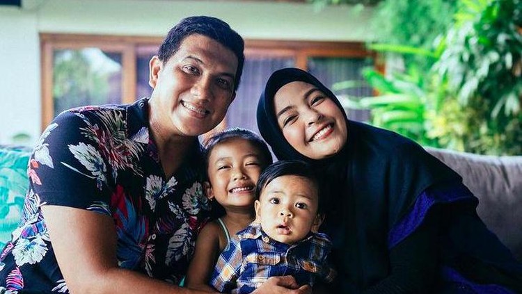 Tantri Kotak dan keluarga Tantri Kotak dan keluarga