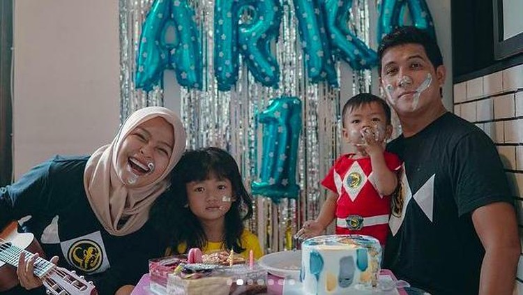 Tantri Kotak dan keluarga
