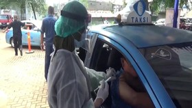 VIDEO: Ribuan Sopir Taksi Vaksinasi Secara Drive Thru