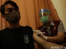 250 Pedagang Pasar di Bandung Jalani Vaksinasi COVID-19