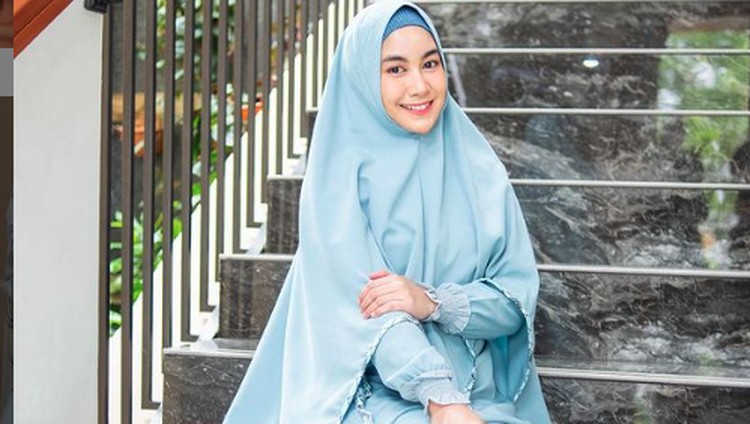 INSPIRASI OOTD Berencana menghadiri acara kasual dengan gaya hijab yang lebih syar'i? Mungkin bisa mendapatkan inspirasinya dari para public figure berikut ini, Bunda.