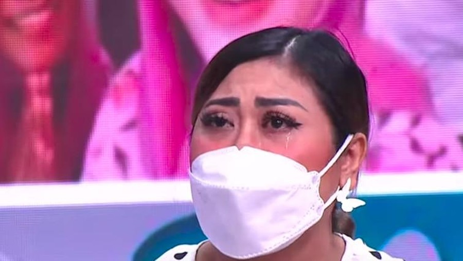 Boiyen Boiyen ungkap firasat sebelum sang kakak meninggal dunia.