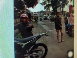 Pencuri Motor Ini Beraksi di Keramaian, Acungkan Benda Mirip Pistol