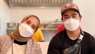 img-title Tatapan Kosong Kaesang Saat Foto bareng Nadya Arifta Jadi Sorotan