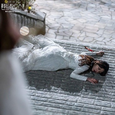 Terjawab, Kim Hyun Soo Jatuh dari Tangga di 'The Penthouse 2'