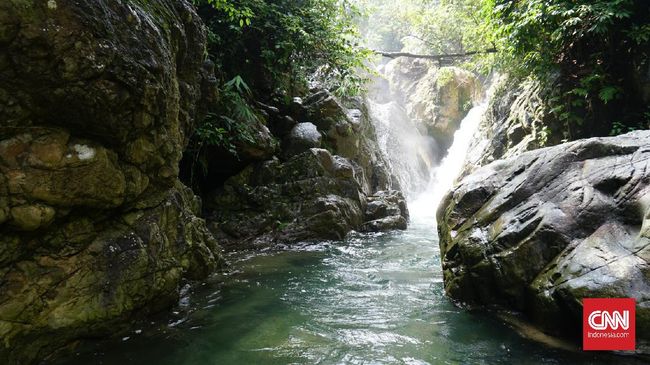 Jika 'island hopping' bisa dilakukan di Lombok atau Labuan Bajo, maka 'curug hopping' dengan metode trekking mungkin bisa dilakukan di Sentul.