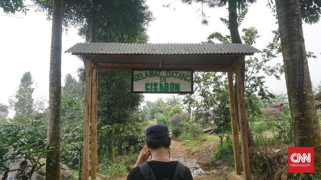 Disebut desa terindah di Sentul, nyatanya Desa Cisadon masih minim listrik. Walau demikian penduduk tak putus asa, malah semakin kreatif.