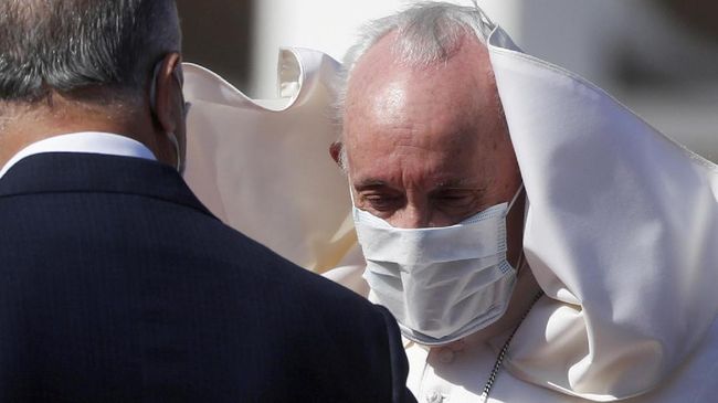 Paus Fransiskus menggelar misa publik pertama dalam perjalanannya ke Irak di Baghdad.