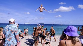 Nanar Warga Miami Lihat Turis ABG Asyik Pesta Kala Pandemi