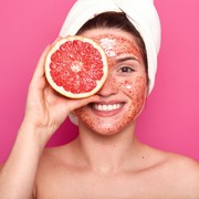Gak Bikin Perih, Ini 6 Rekomendasi Face Scrub untuk Kulit Sensitif