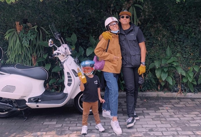 Kekompakkan mereka terlihat saat akan mengendarai vespa. Mereka bertiga menggunakan pakaian dengan nuansa warna earthtone. Ketiganya terlihat seperti keluarga kece. sumber : instagram.com/dittopercussion