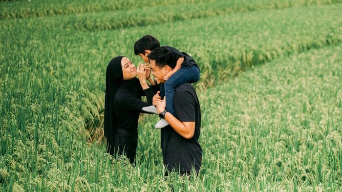 Keluarga Belo sedang melakuakn pemotretan di Tibubeneng, Bali. Mereka terlihat sangat kompak dengan pakaian nuansa hitam. Dan tentunya dengan pose Ditto menggendong Sekala. sumber : instagram.com/dittopercussion