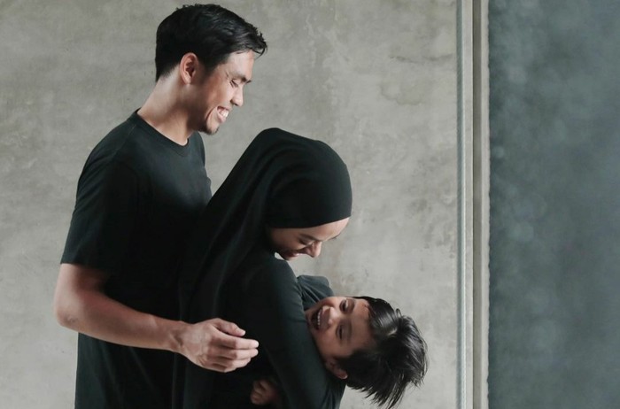 Foto kali ini terlihat sangat menggemaskan, terlihat dari raut wajah Ditto dan Ayudia yang sedang menggendong Sekala. sumber : intagram.com/dittopercussion