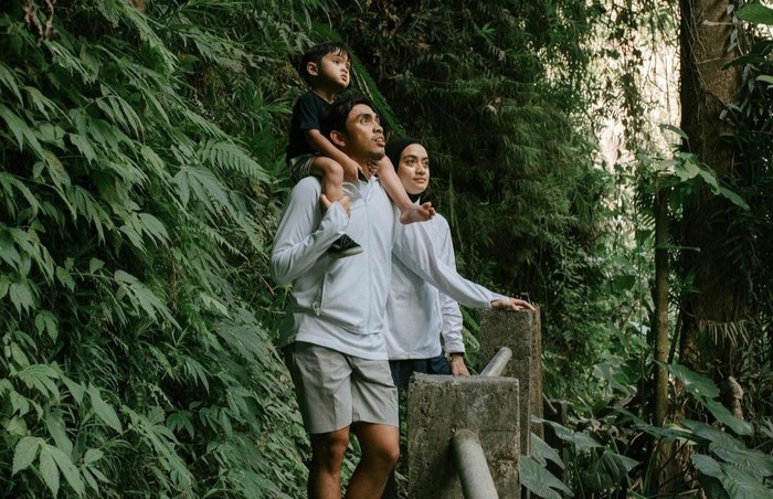 Potret foto kali ini diabadikan di Air Terjun Aling Aling Singaraja. Ayudia dan Ditto terlihat kompak dengan nuansa baju berwarna putih. sumber :instagram.com/dittopercussion