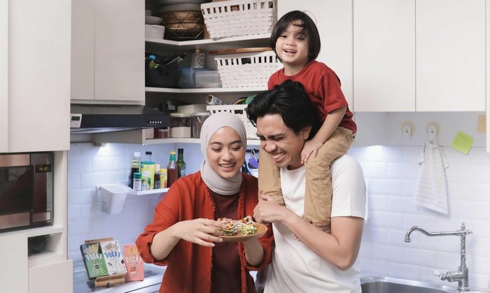 Nampaknya, Ditto atau Dido panggilan akrab dari Ayudia dan Sekala menyukai pose dengan menggendong Sekala. Mereka terlihat sangat bahagia saat akan mencoba makanan. Mereka juga menggunakan pakaian bernuansa teracotta. sumber : instagram.com/ayudiac