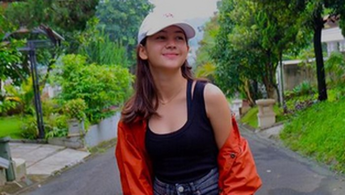 Inspirasi Outfit Casual ala Sandrinna Michelle, Pemeran Sinetron Dari Jendela SMP