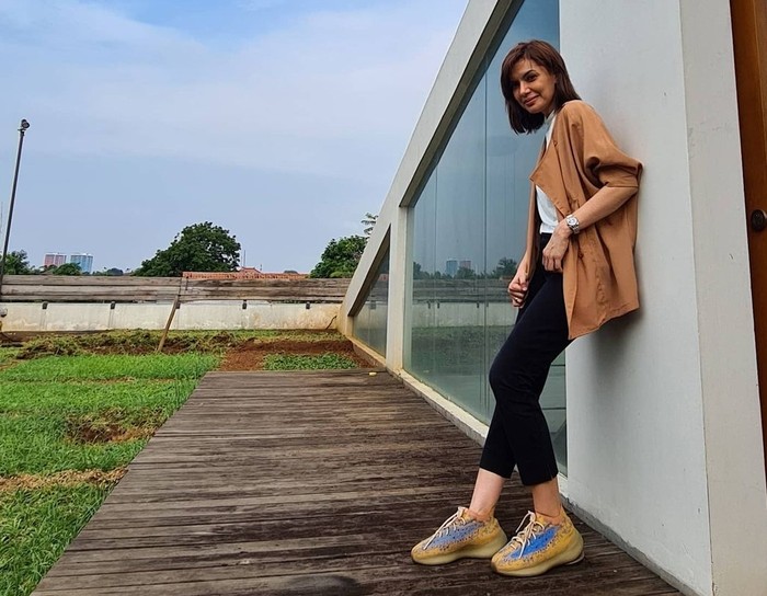 Najwa Shihab dikenal luas karena profesinya sebagai jurnalis dan presenter program Mata Najwa. Karena program tersebut, citra Najwa Shihab jadi terkesan serius, tegas, bahkan galak. (foto: instagram.com/najwashihab)