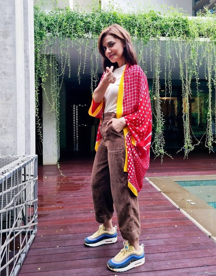 Padahal perempuan yang akrab disapa Mbak Nana ini tidak selalu serius, lho! Bahkan OOTD santai a la Najwa Shihab bisa kita sontek untuk pergi hang out. (foto: instagram.com/najwashihab)