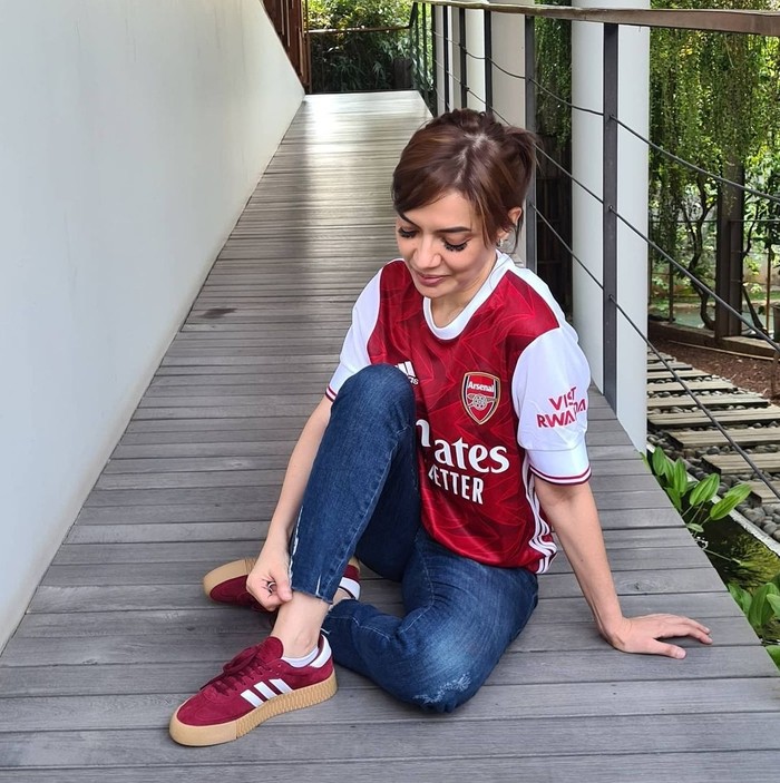 Najwa Shihab juga penggemar bola rupanya. Menggunakan jersey dan sneakers merah lalu dipadukan dengan celana jeans. Siap nobar! (foto: instagram.com/najwashihab)