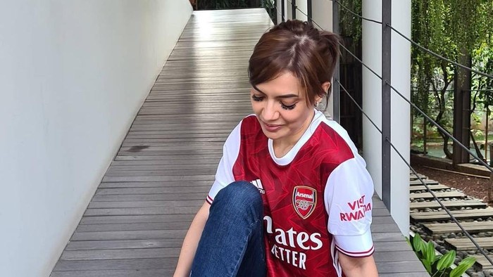 Najwa Shihab juga penggemar bola rupanya. Menggunakan jersey dan sneakers merah lalu dipadukan dengan celana jeans. Siap nobar! (foto: instagram.com/najwashihab)