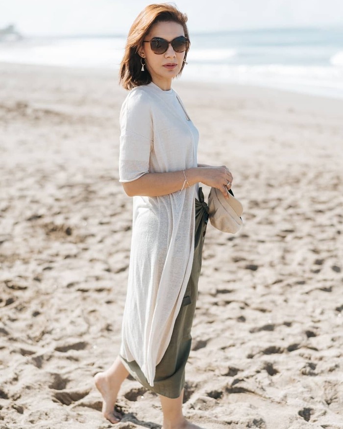 Outfit ke pantai a la Najwa Shihab. Perpaduan long cardigan putih dengan bawahan earth tone, pas banget sama suasana pantai! (instagram.com/najwashihab)