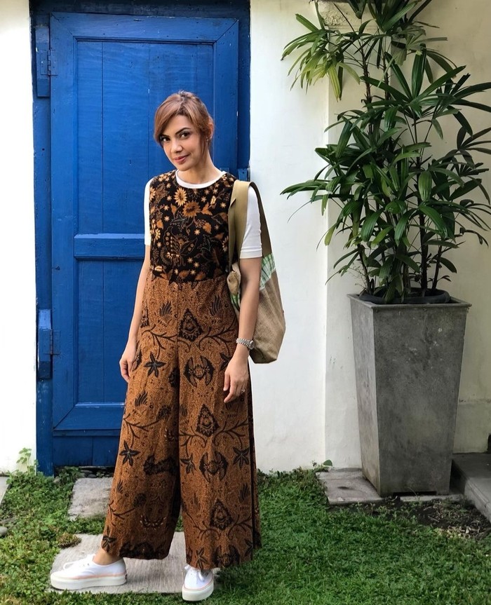 Liburan ke Jogja kurang pas tanpa batik. Dengan menggunakan model pakaian overall, kesan liburan santai jadi semakin terasa. (instagram.com/najwashihab)