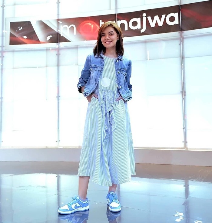 Rehearsal Mata Najwa memakai midi dress garis-garis dan jaket jeans yang dipadukan dengan sneakers berwarna senada membuat Mbak Nana terlihat kasual dan semakin cantik. (foto: instagram.com/najwashihab)