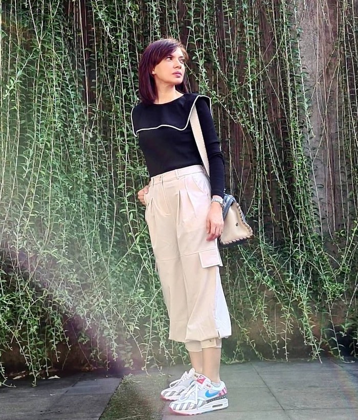 Sepertinya warna netral menjadi andalan Najwa Shihab ya. Namun kemampuan Mbak Nana untuk mix and match ini jadinya outfit tidak terlihat polos dan membosankan. (foto: instagram.com/najwashihab)