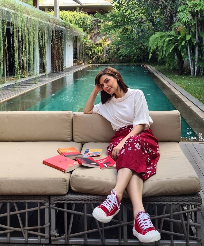 Najwa Shihab juga merupakan Duta Baca Indonesia dan sering merekomendasikan buku-buku keren di akun Instagramnya. (foto:instagram.com/najwashihab)