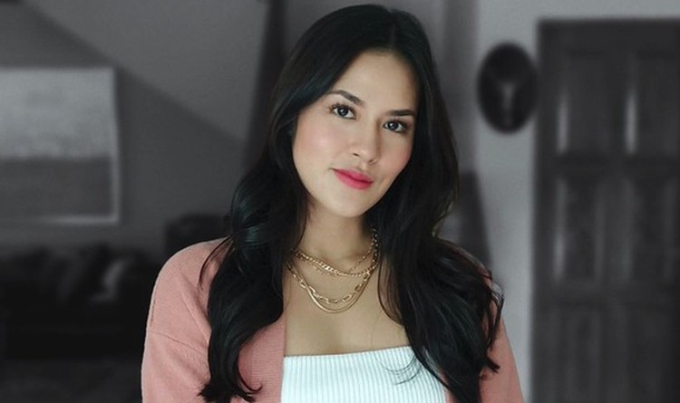 RAHASIA SKINCARE ARTIS Bunda bisa mencoba skincare ala artis Indonesia yang membuat wajah mereka selalu glowing. Skincare ini tak melulu mahal kok, Bunda. Banyak produknya terjangkau.