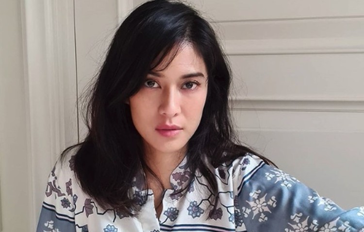 Rahasia Skincare 7 Artis untuk Kulit Glowing Tanpa Harus Mahal Bunda bisa mencoba skincare ala artis Indonesia yang membuat wajah mereka selalu glowing. Skincare ini tak melulu mahal kok, Bunda. Banyak produknya terjangkau.