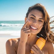 Nggak Hanya Melindungi Kulit dari Sinar UV, 3 Sunscreen Ini Juga Bisa Mencerahkan Kulit