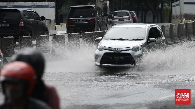 Anda perlu meluangkan waktu sedikit untuk memeriksa kondisi mobil agar tetap optimal dikendaraai ketika hujan.