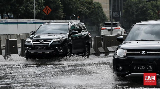Hujan deras guyur sebagian wilayah DKI Jakarta pada Rabu (27/10). Wagub DKI klaim belum terima laporan adanya genangan berarti maupun banjir.